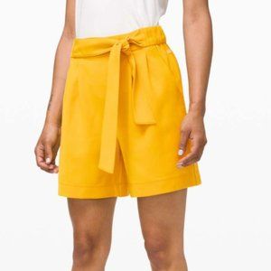 Lululemon Size 6 Noir Short 5.5" Honeycomb color. EUC. W7AYBS